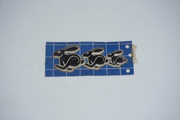Badge tre conigli in scala