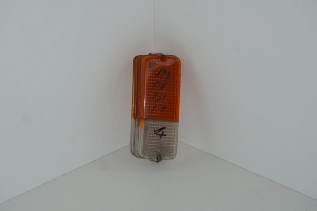 Plastica freccia dx fiat 127 128 131 132 bianco+arancione